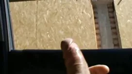 Индонезийски млад ти ...