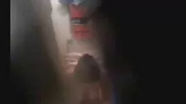 Младо момиче палав с ...