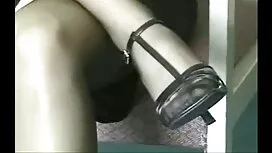 Красива блондинка се ...