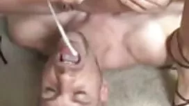 Тя прави свирка в об ...