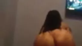 Тя има татуировка Тр ...