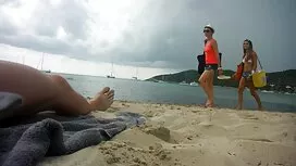Блондинка с ръцете с ...